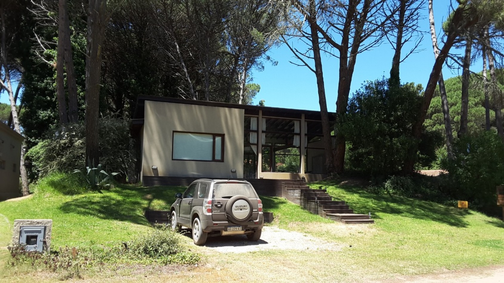 Esplendida casa con vistas al bosque ideal para descansar en Carilo.-