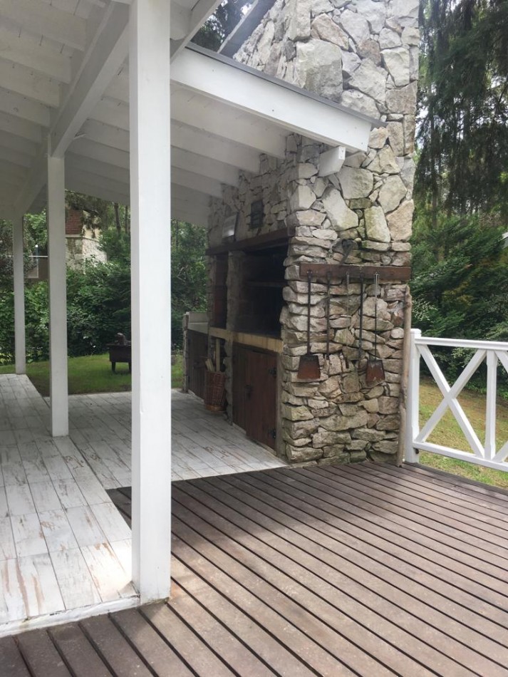 Lindisima casa con pileta en magnifico entorno de bosque