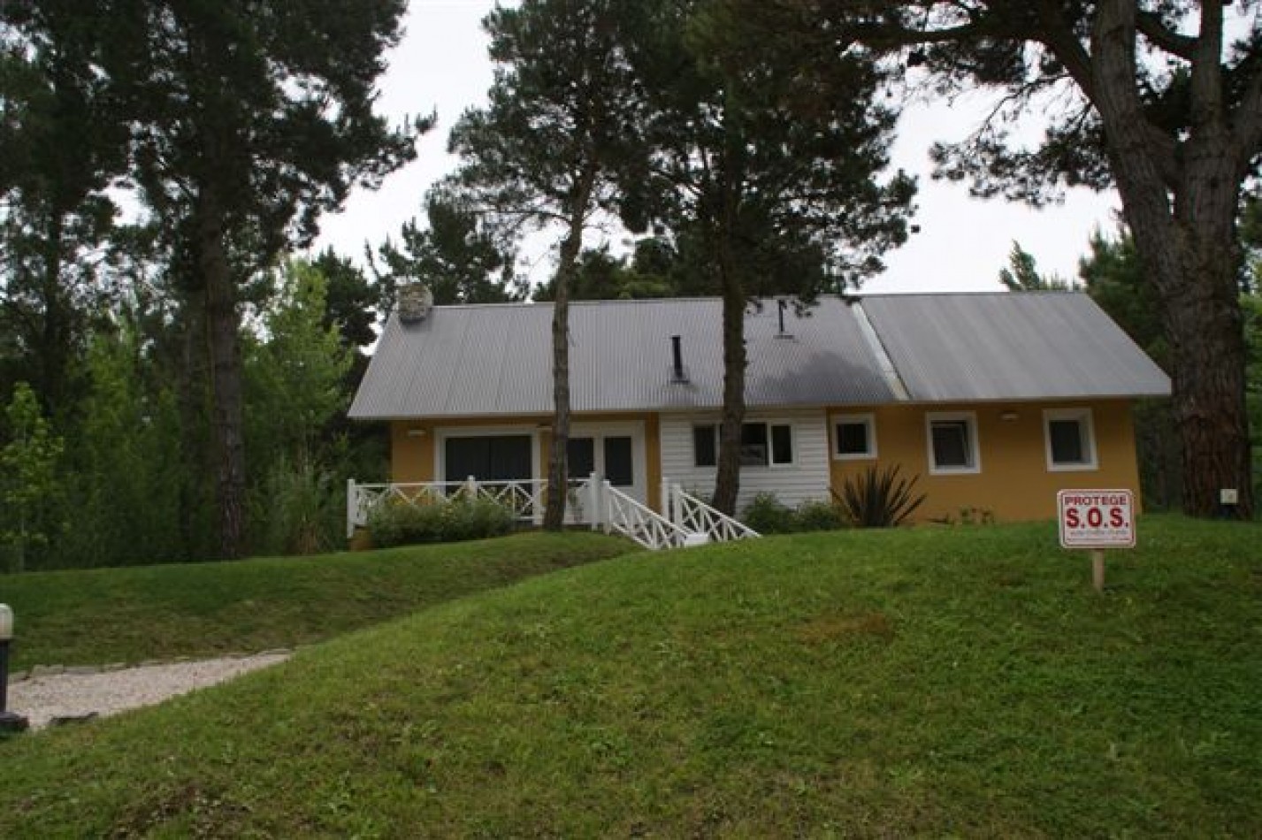Lindisima casa con pileta en magnifico entorno de bosque
