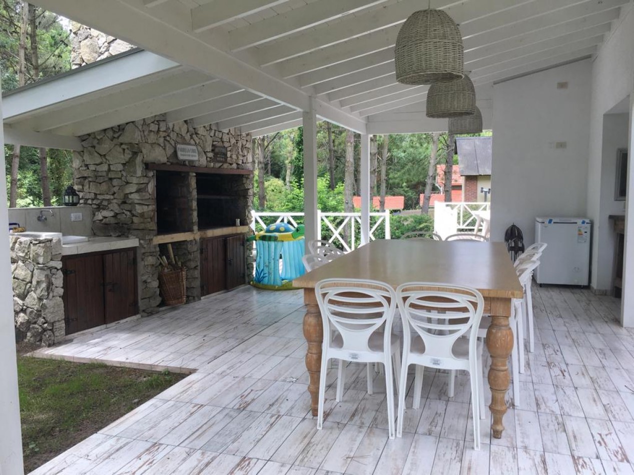 Lindisima casa con pileta en magnifico entorno de bosque