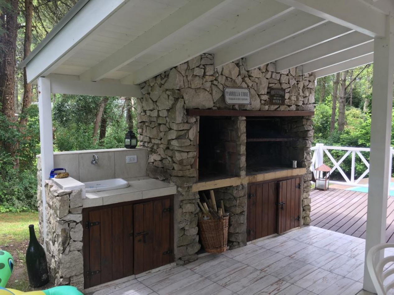 Lindisima casa con pileta en magnifico entorno de bosque