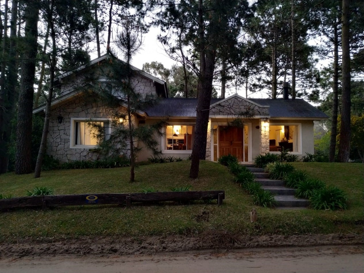 Excelente casa de 3 dormitorios, living comedor con hogar, piscina, parrilla.