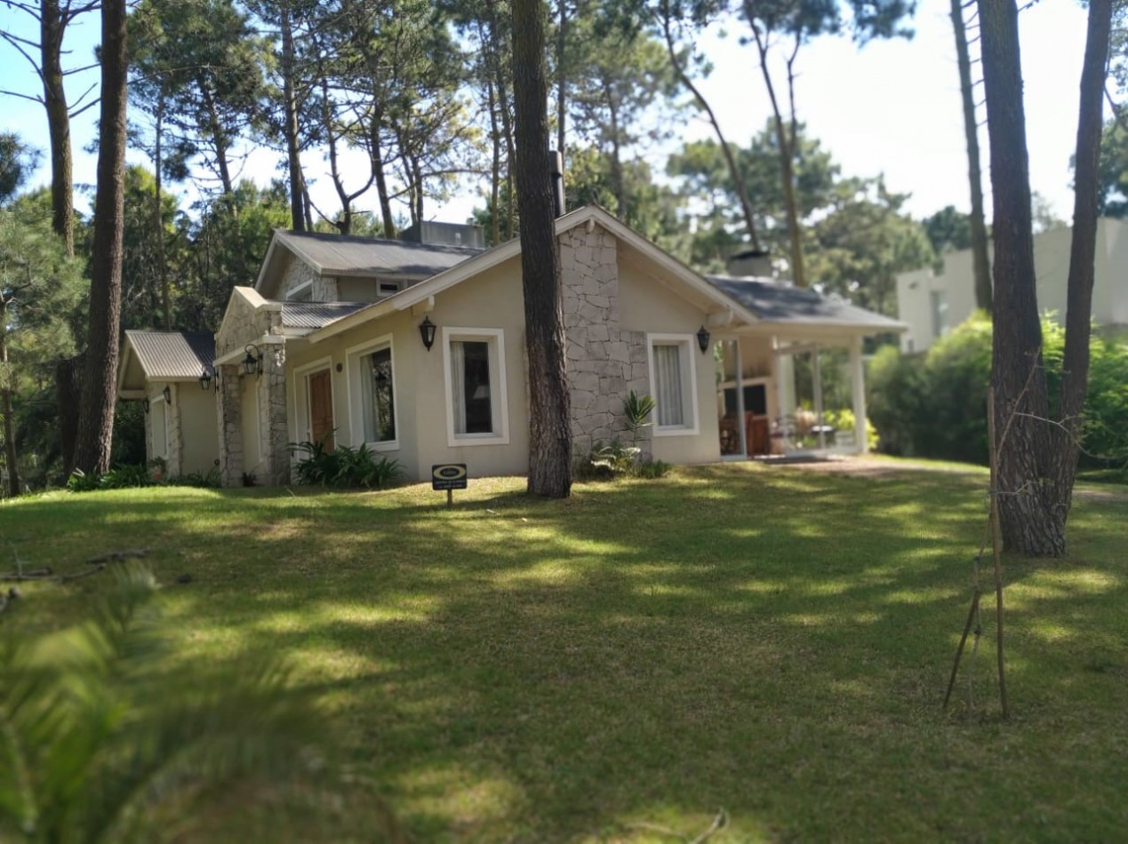Excelente casa de 3 dormitorios, living comedor con hogar, piscina, parrilla.