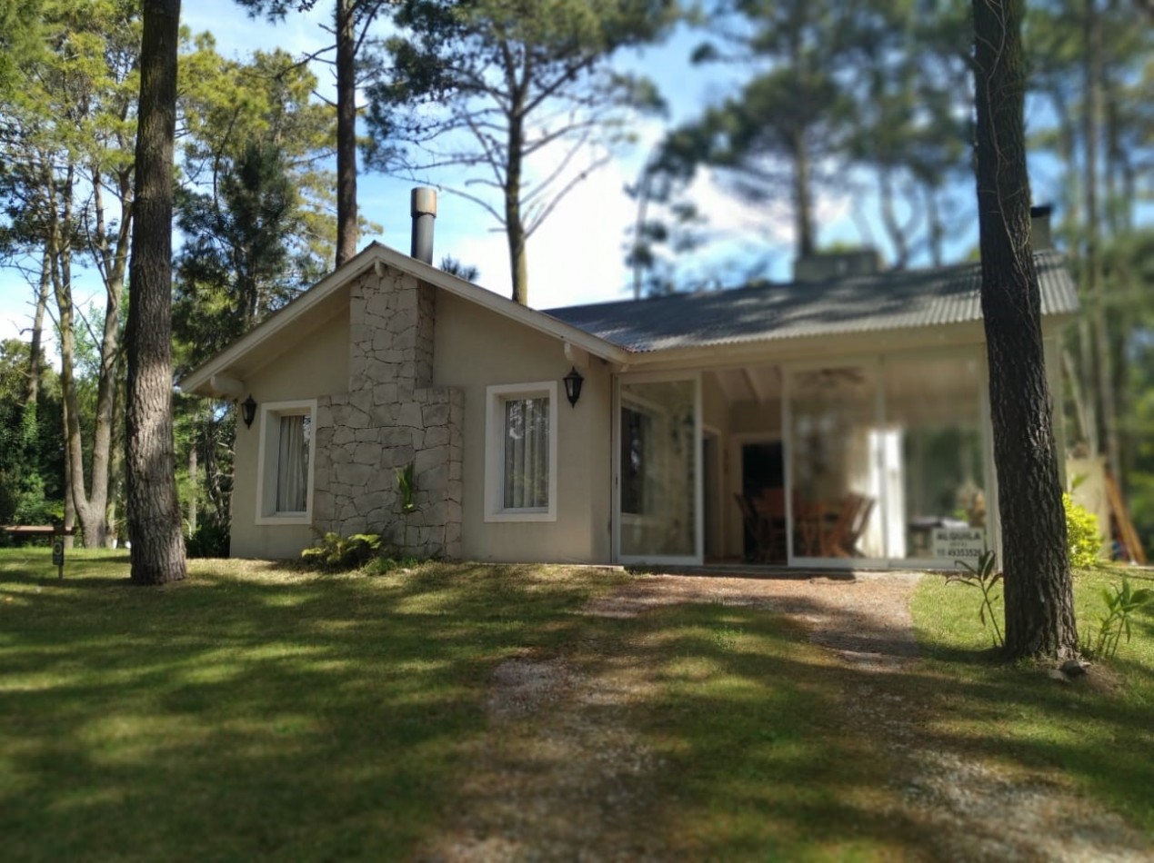 Excelente casa de 3 dormitorios, living comedor con hogar, piscina, parrilla.