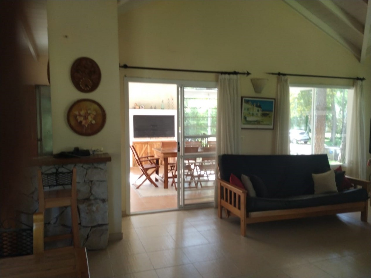 Excelente casa de 3 dormitorios, living comedor con hogar, piscina, parrilla.