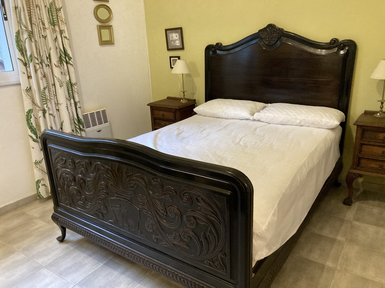Excelente casa de 3 dormitorios, living comedor con hogar, piscina, parrilla.