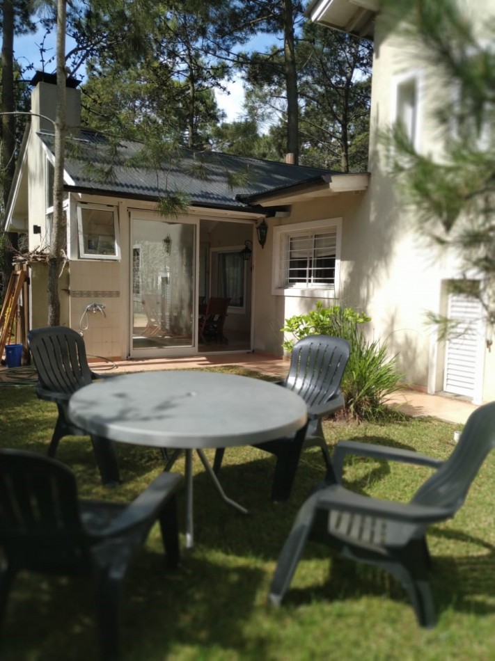 Excelente casa de 3 dormitorios, living comedor con hogar, piscina, parrilla.