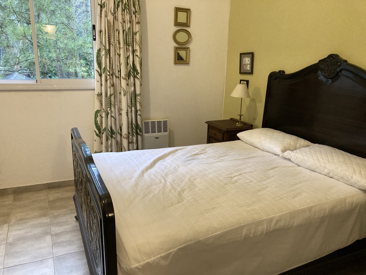 Excelente casa de 3 dormitorios, living comedor con hogar, piscina, parrilla.