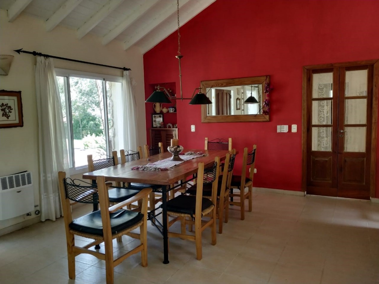 Excelente casa de 3 dormitorios, living comedor con hogar, piscina, parrilla.