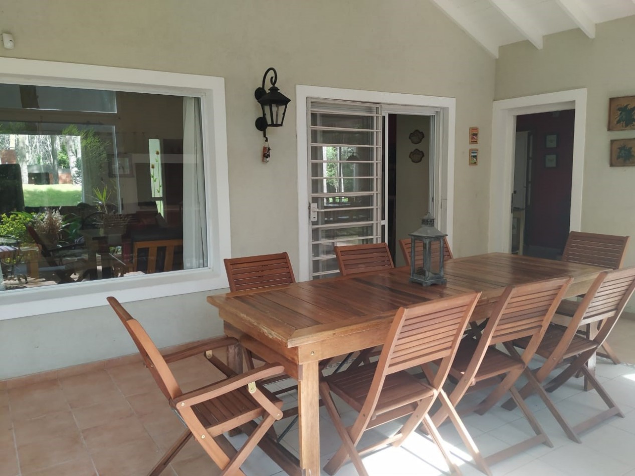 Excelente casa de 3 dormitorios, living comedor con hogar, piscina, parrilla.