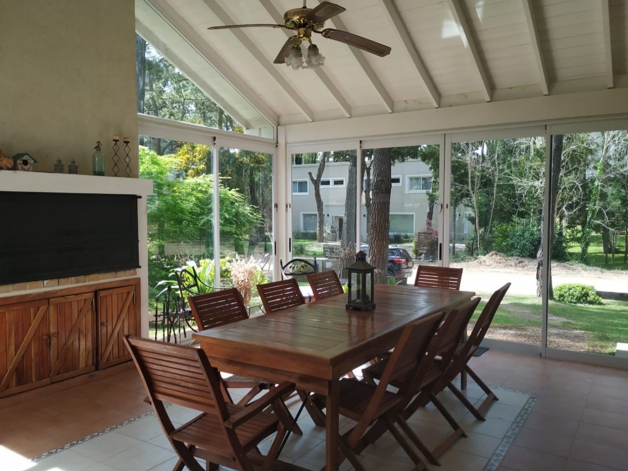 Excelente casa de 3 dormitorios, living comedor con hogar, piscina, parrilla.