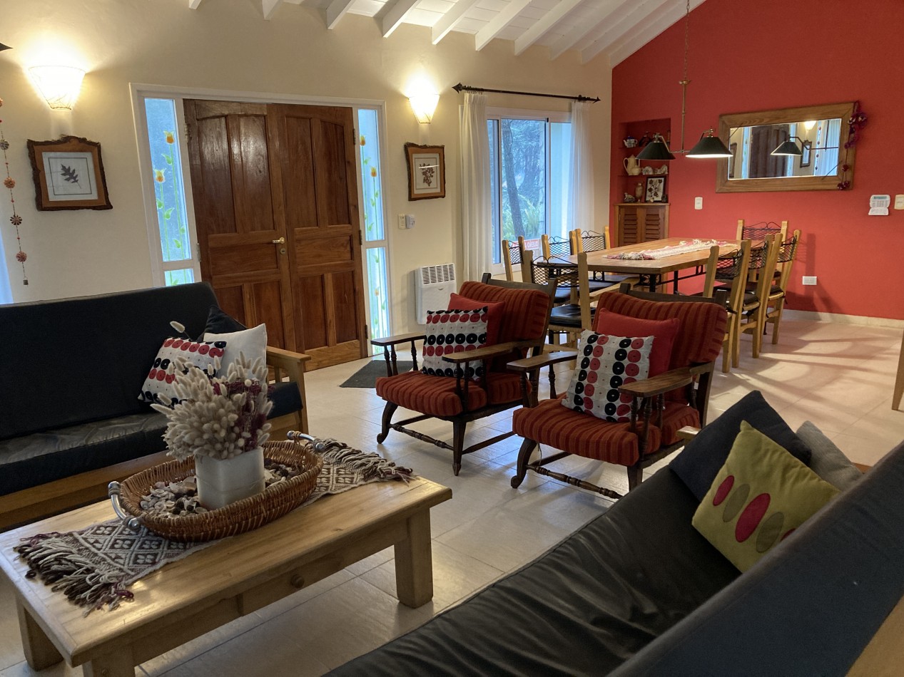 Excelente casa de 3 dormitorios, living comedor con hogar, piscina, parrilla.