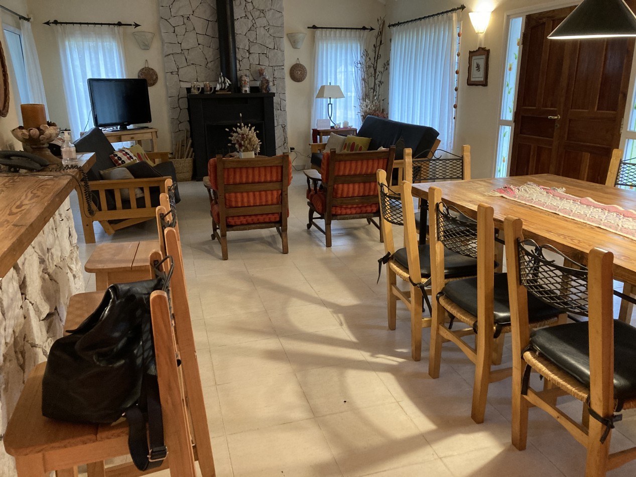 Excelente casa de 3 dormitorios, living comedor con hogar, piscina, parrilla.