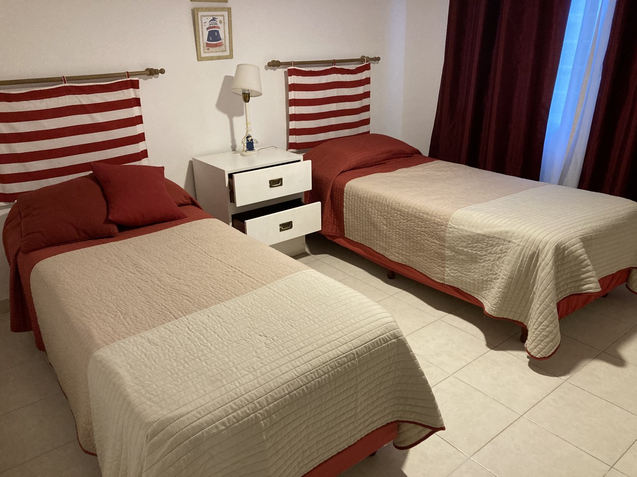 Excelente casa de 3 dormitorios, living comedor con hogar, piscina, parrilla.