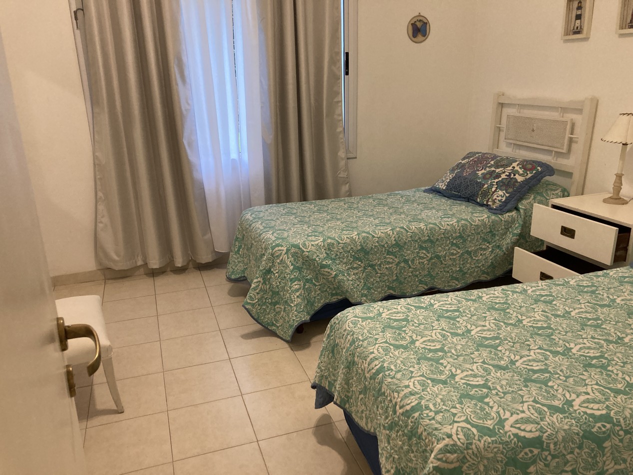 Excelente casa de 3 dormitorios, living comedor con hogar, piscina, parrilla.