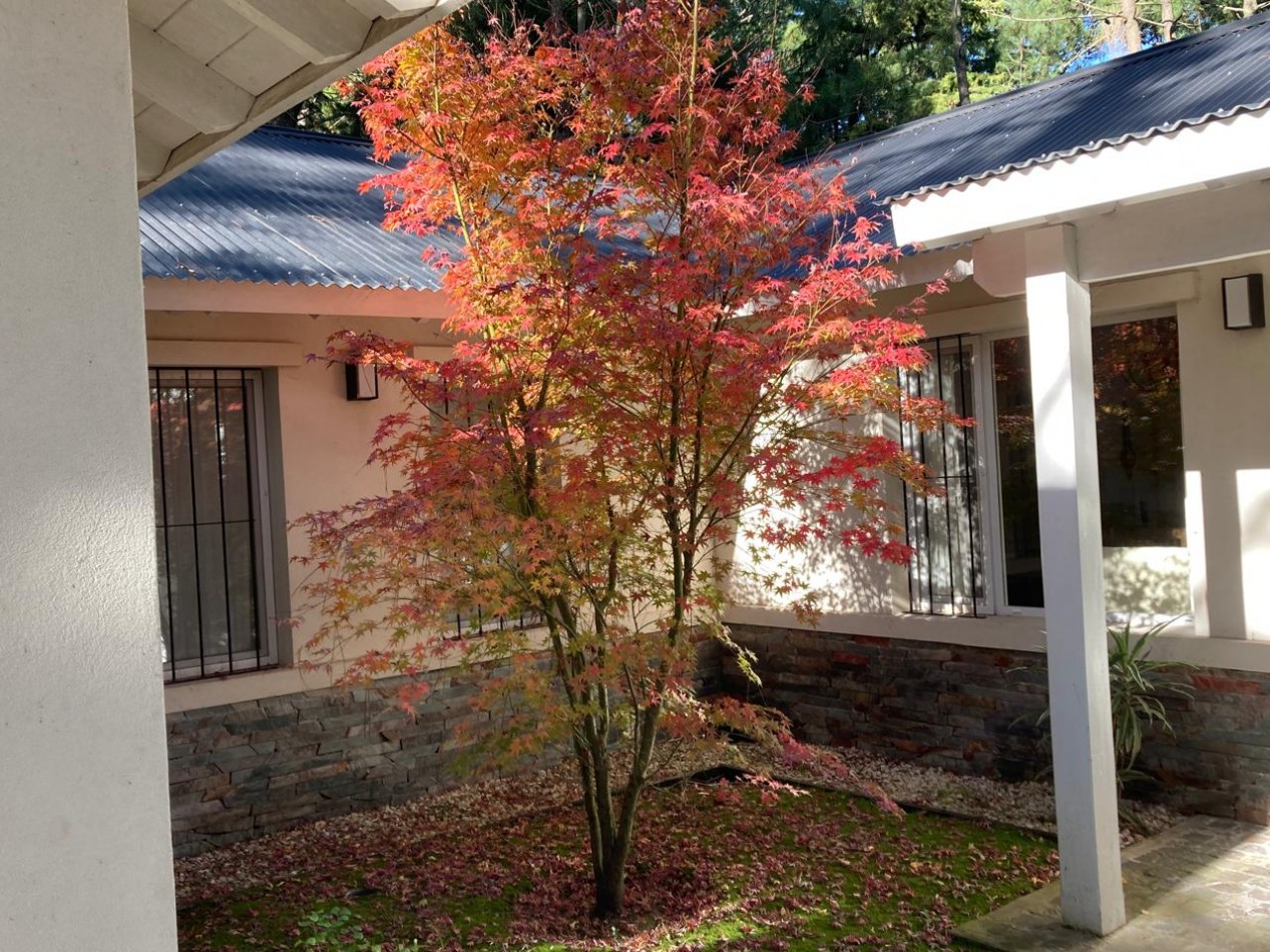 Linidisima casa en Carilo cerca del golf, con hermoso bosque.