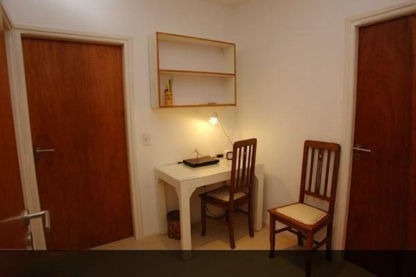 Hermosa casa en barrio tradicional de Carilo con pileta climatizada cubierta.