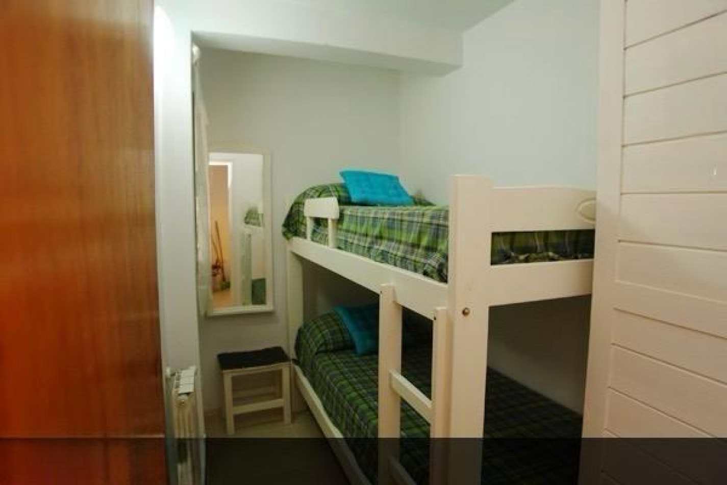 Hermosa casa en barrio tradicional de Carilo con pileta climatizada cubierta.