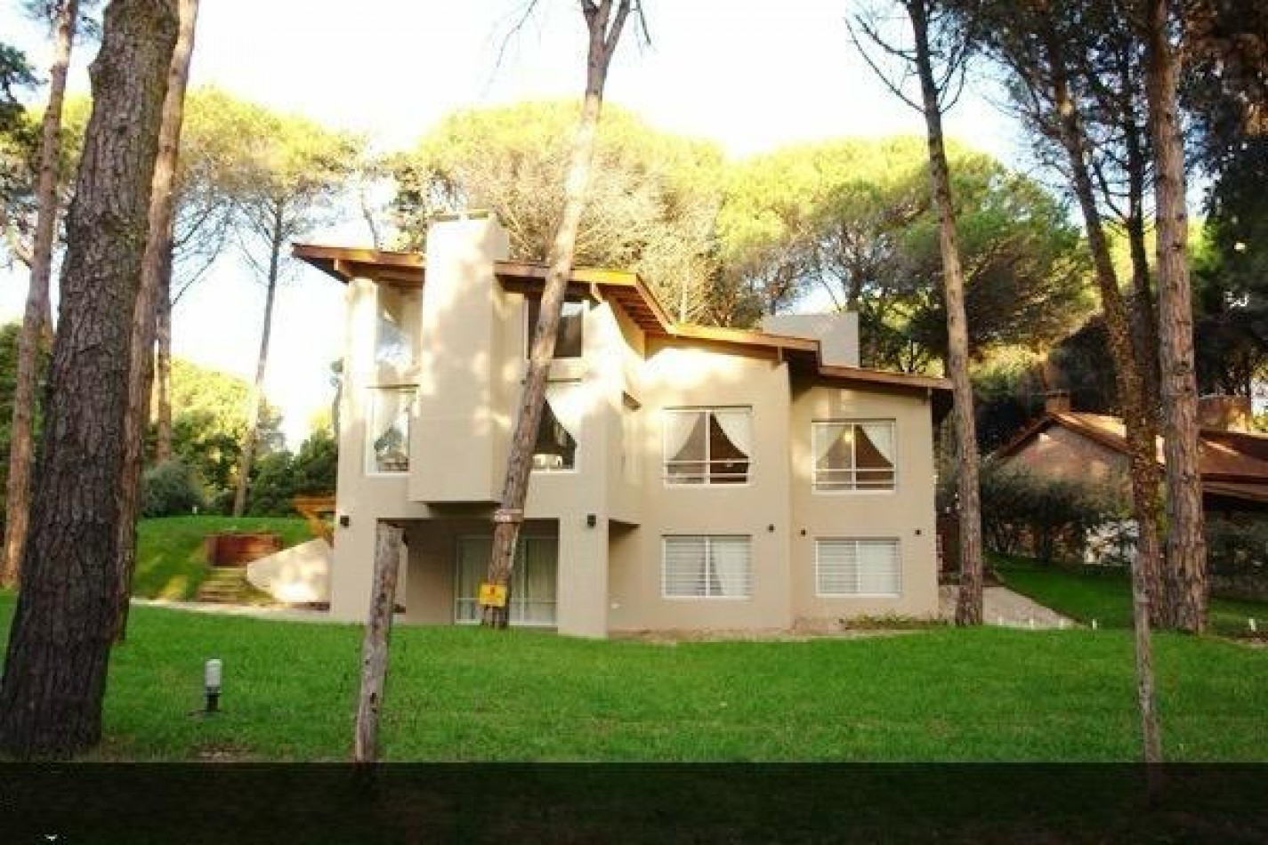 Hermosa casa en barrio tradicional de Carilo con pileta climatizada cubierta.