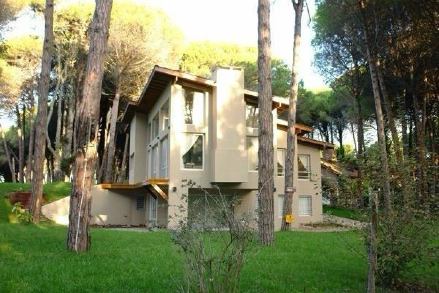 Hermosa casa en barrio tradicional de Carilo con pileta climatizada cubierta.