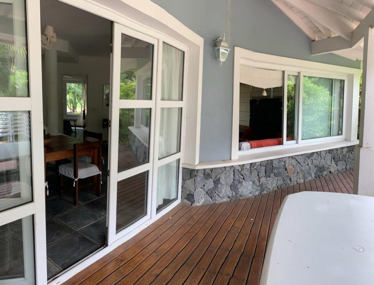 Hermosa casa en Carilo a 4 cuadras del mar y 4 del centro en lugar muy tranquilo. 