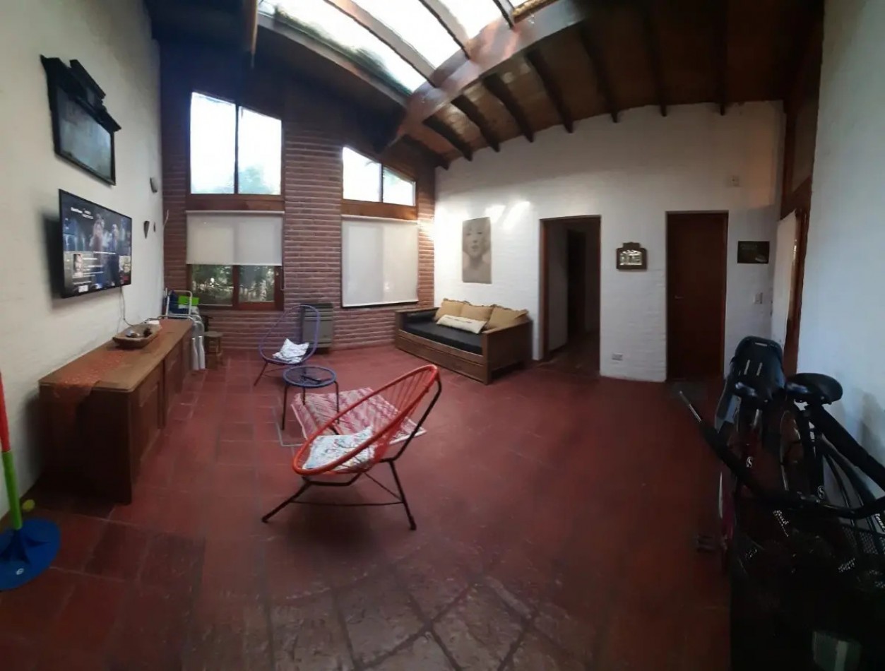 Excelente casa con pileta en el bosque de Carilo