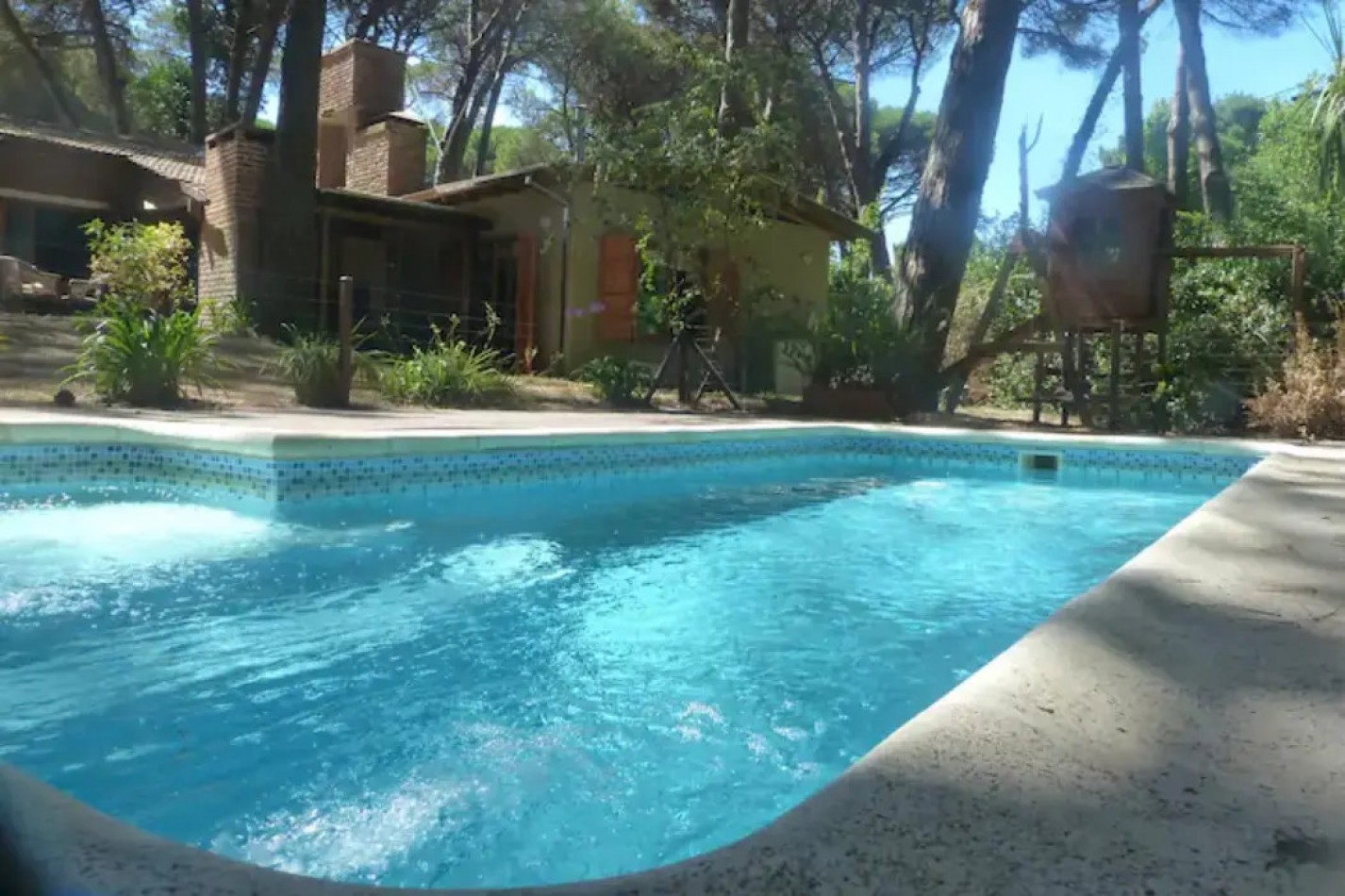 Excelente casa con pileta en el bosque de Carilo