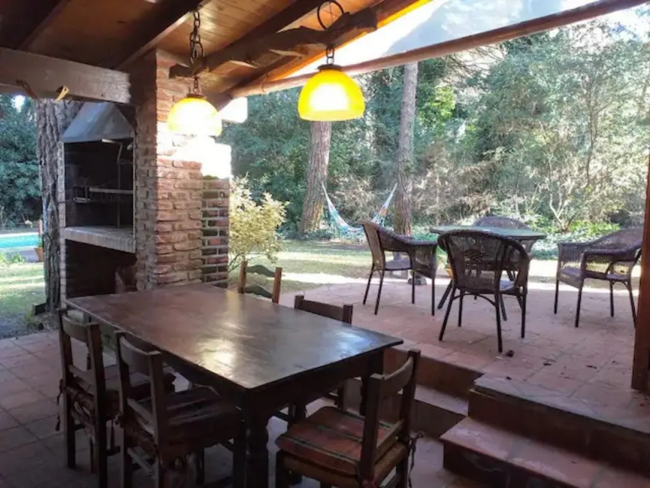 Excelente casa con pileta en el bosque de Carilo
