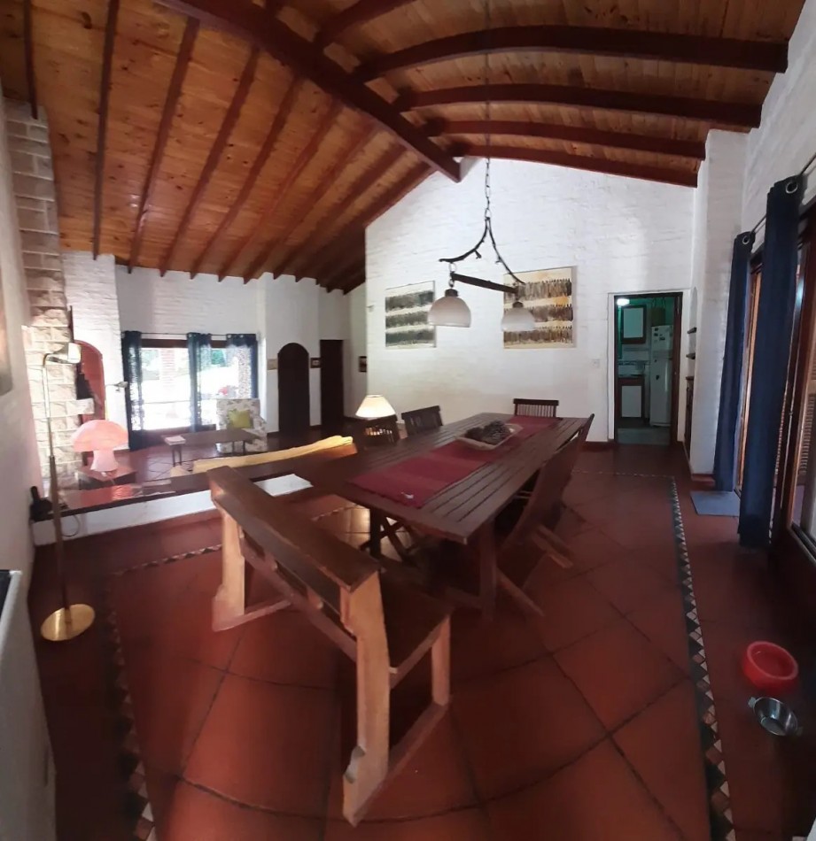 Excelente casa con pileta en el bosque de Carilo