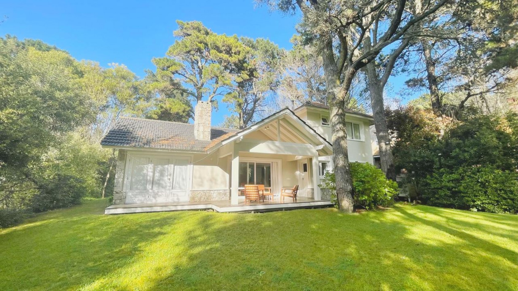 Excelente casa en maravilloso entorno de bosque