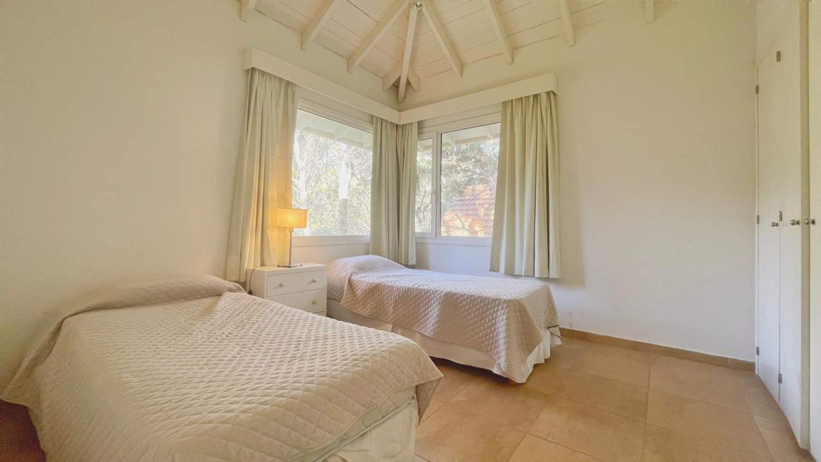 Excelente casa en maravilloso entorno de bosque