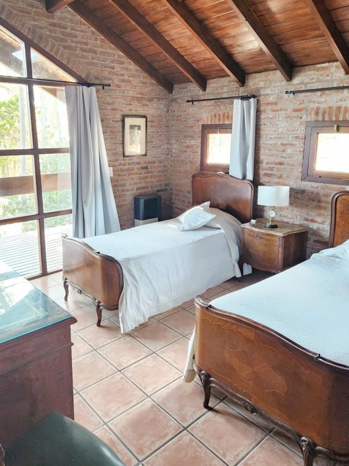 Gran casa en Carilo a 150 mts de mar en excelente ubicacion.