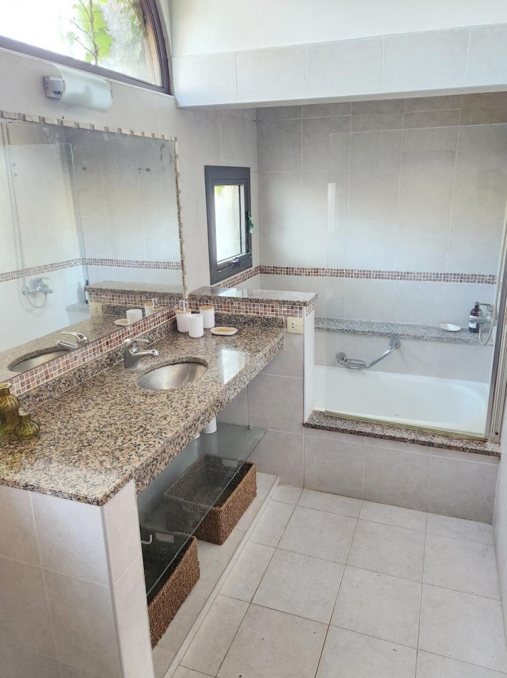 Gran casa en Carilo a 150 mts de mar en excelente ubicacion.