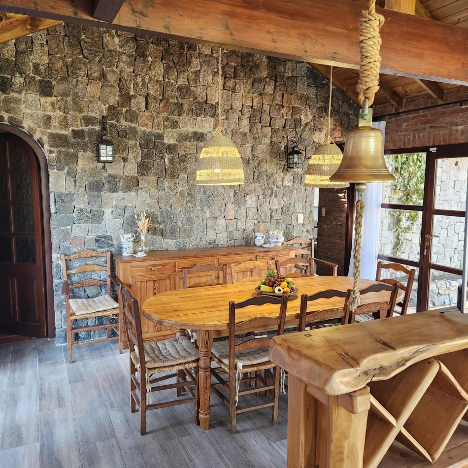 Gran casa en Carilo a 150 mts de mar en excelente ubicacion.