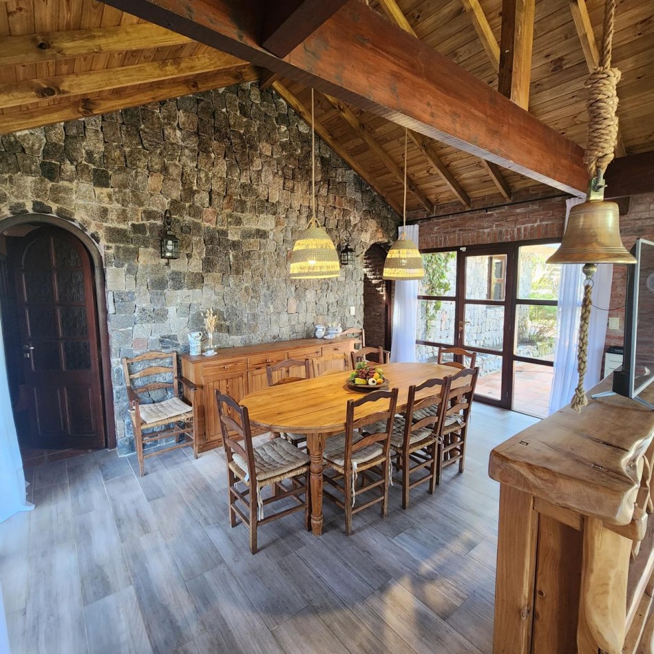 Gran casa en Carilo a 150 mts de mar en excelente ubicacion.