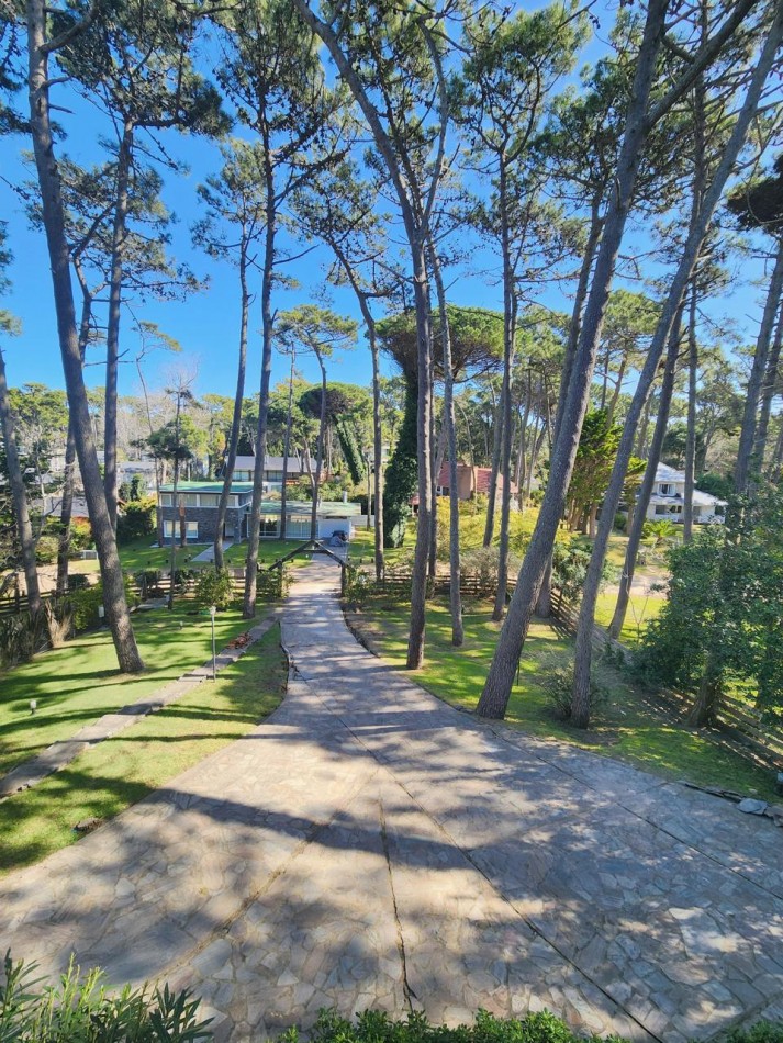 Gran casa en Carilo a 150 mts de mar en excelente ubicacion.