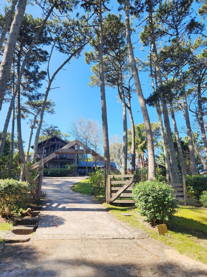 Gran casa en Carilo a 150 mts de mar en excelente ubicacion.