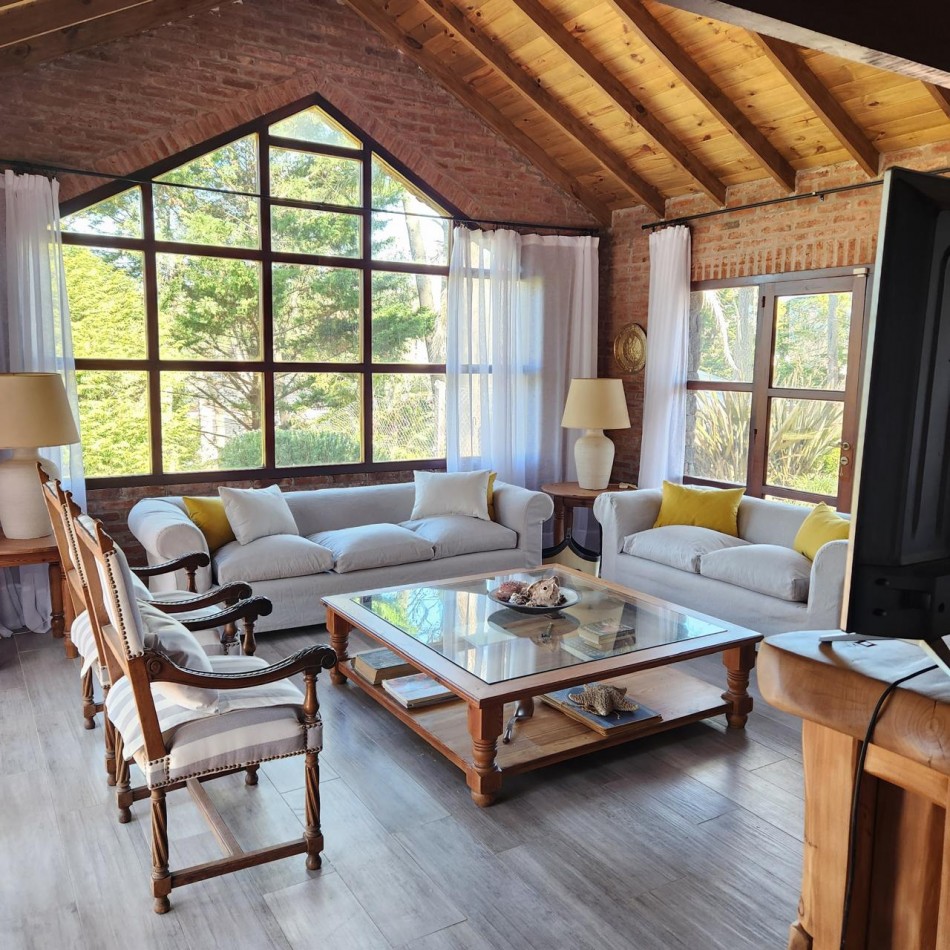 Gran casa en Carilo a 150 mts de mar en excelente ubicacion.