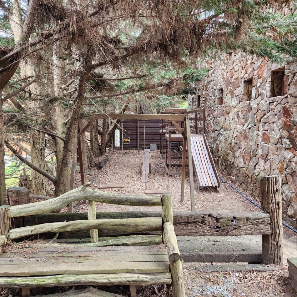 Hermosa cabaña en Carilo en complejo con amenities.