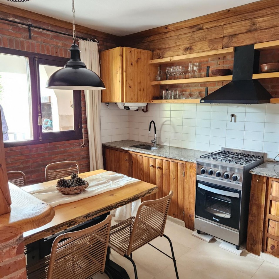 Hermosa cabaña en Carilo en complejo con amenities.
