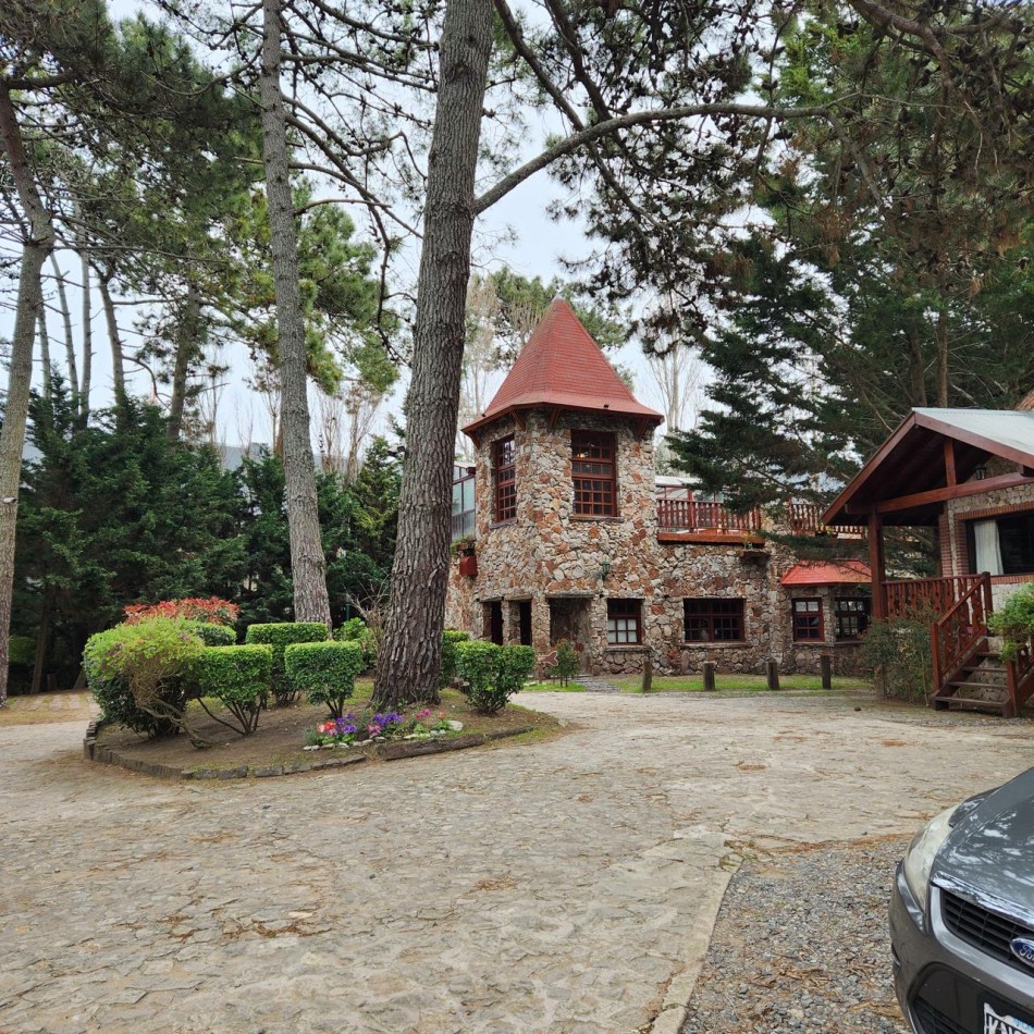 Hermosa cabaña en Carilo en complejo con amenities.