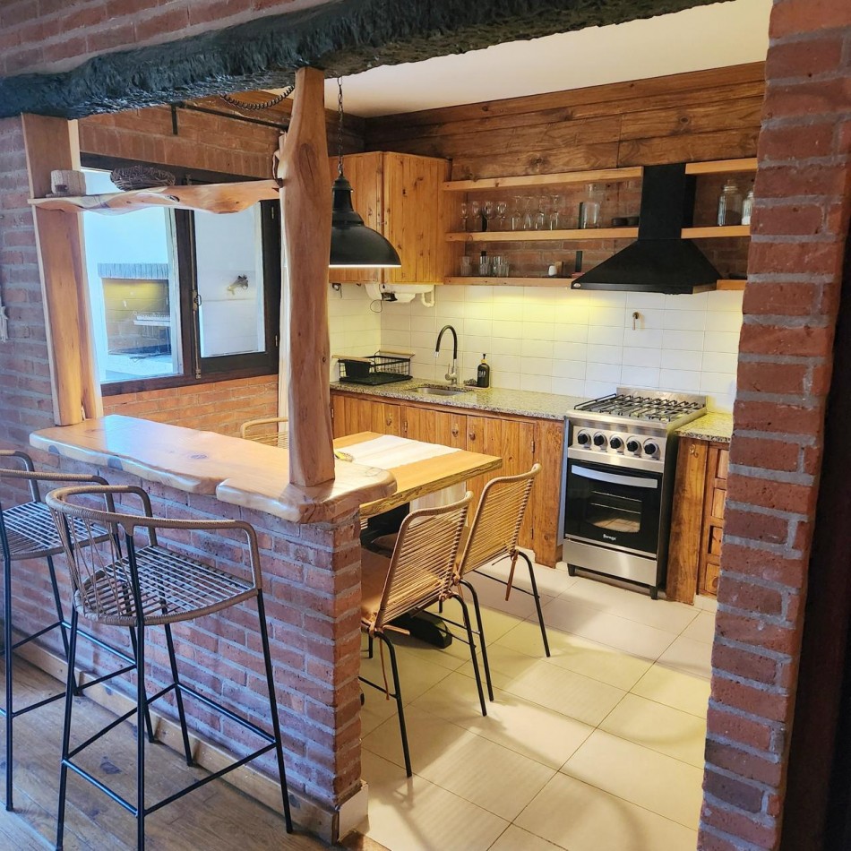 Hermosa cabaña en Carilo en complejo con amenities.