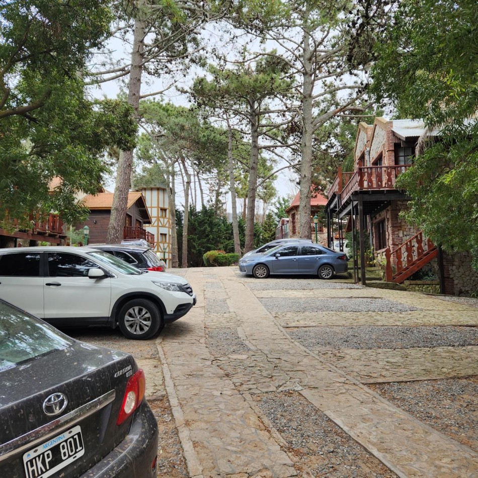 Hermosa cabaña en Carilo en complejo con amenities.