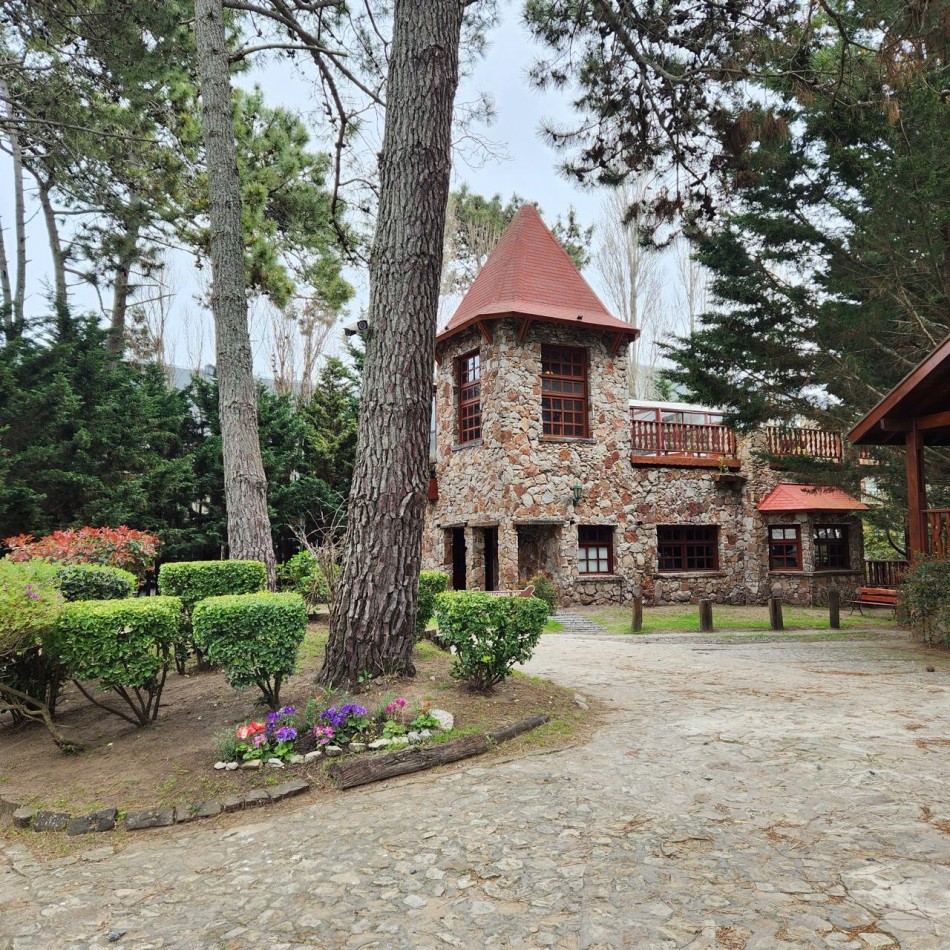 Hermosa cabaña en Carilo en complejo con amenities.