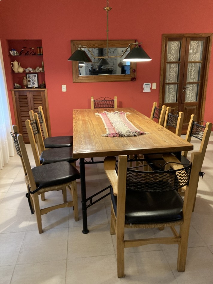 Excelente casa de 3 dormitorios, living comedor con hogar, piscina, parrilla.