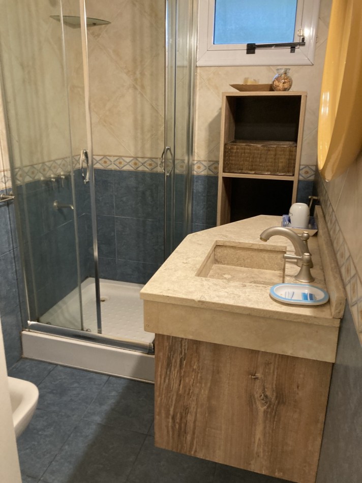 Excelente casa de 3 dormitorios, living comedor con hogar, piscina, parrilla.