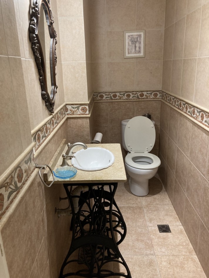 Excelente casa de 3 dormitorios, living comedor con hogar, piscina, parrilla.