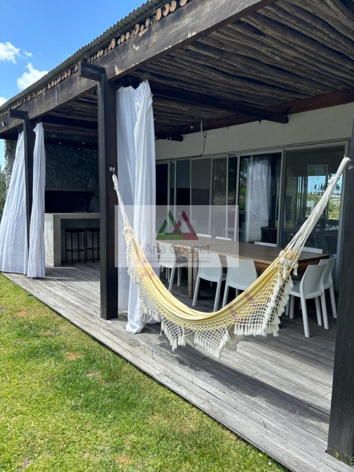 Esplendida casa en Barrio Ecuestre, Costa Esmeralda, cerca de la cancha de Polo.