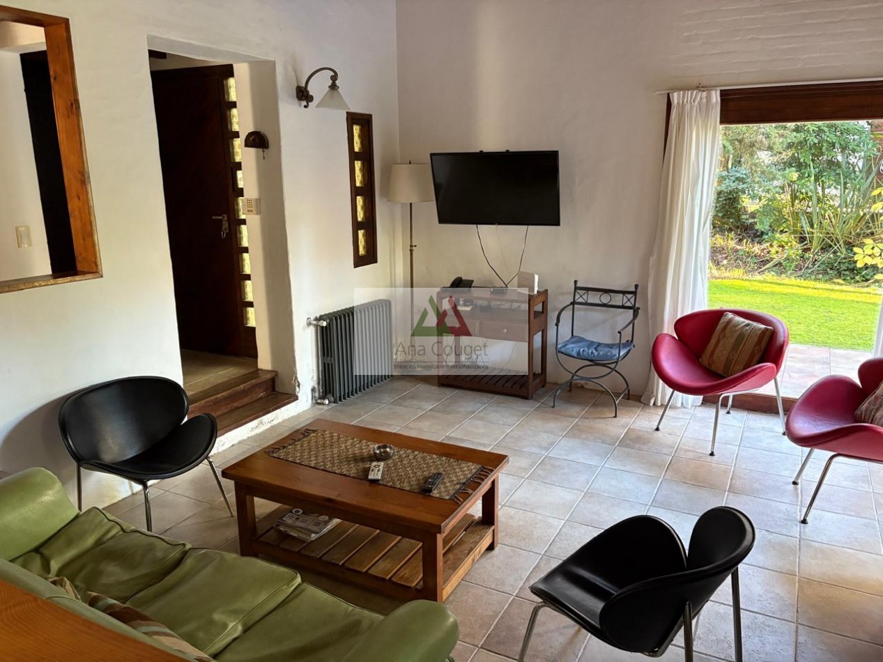 Lindisima casa a dos cuadras del centro. 