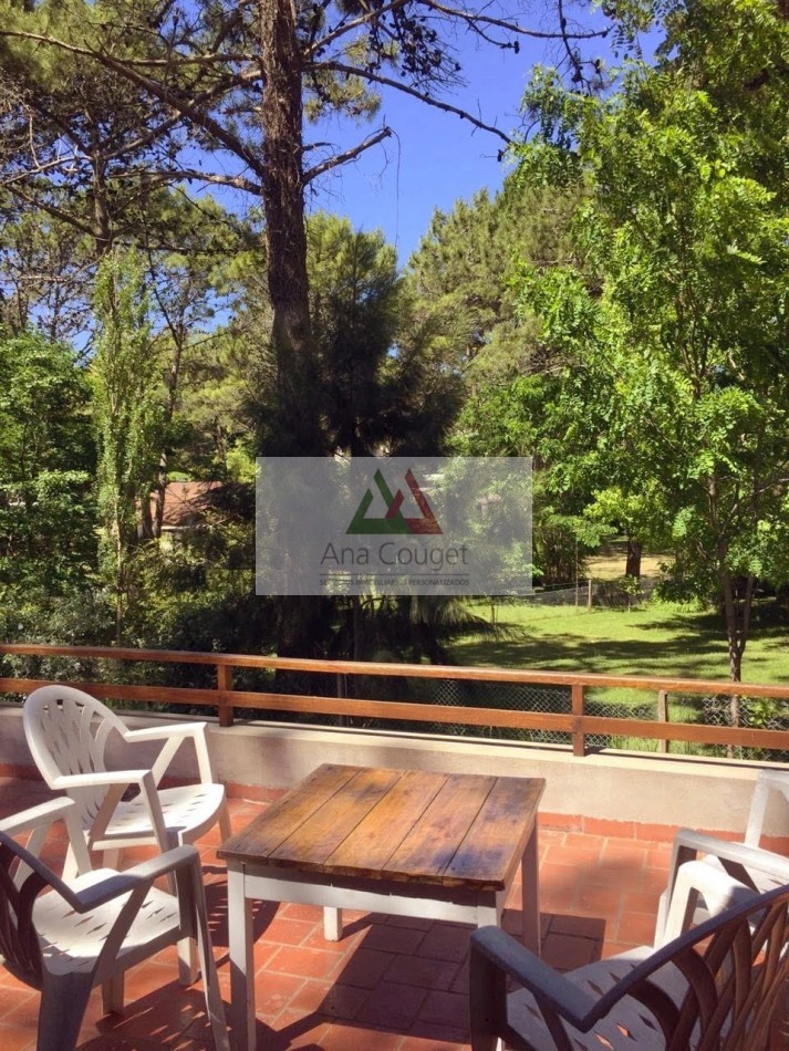 Hermosa casa rodeada de bosque en lugar muy tranquilo de Carilo.